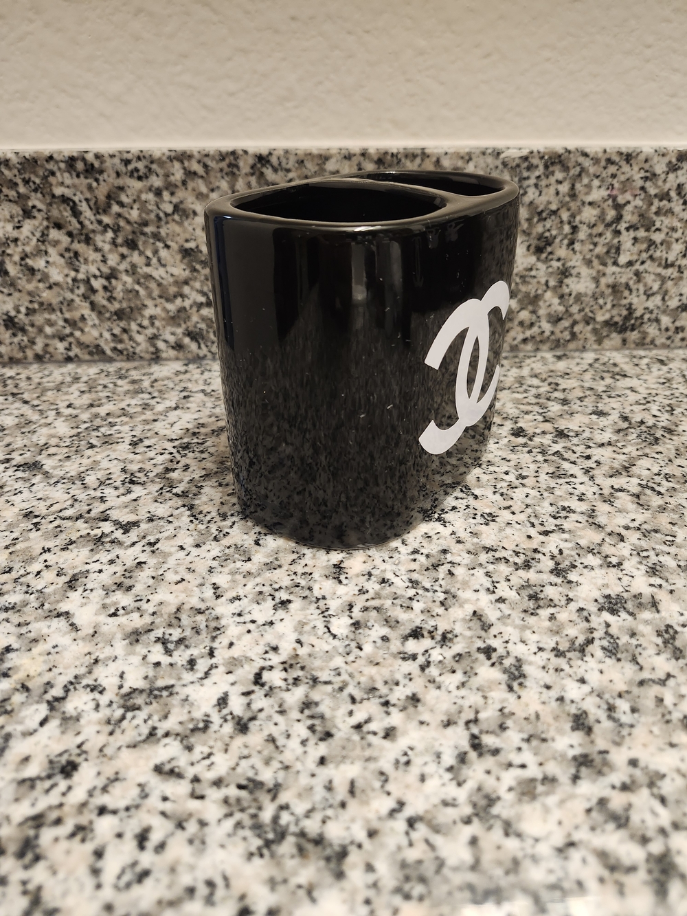 Luxury Black High Gloss Toothbrush Holder – White Logo Detail - Picture 2 of 4